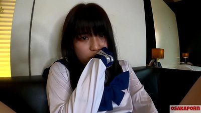 Msungwana wazaka 18 waku Japan yemwe ali ndi mawere ang'onoang'ono akumakwinya ndi ma orgasms ndi chala chala komanso chidole chogonana. Msungwana waku Asia wovala zovala za cosplay pasukulu amapereka blowjobs muvidiyo yamasewera. Mao 7 OSAKAPORN.